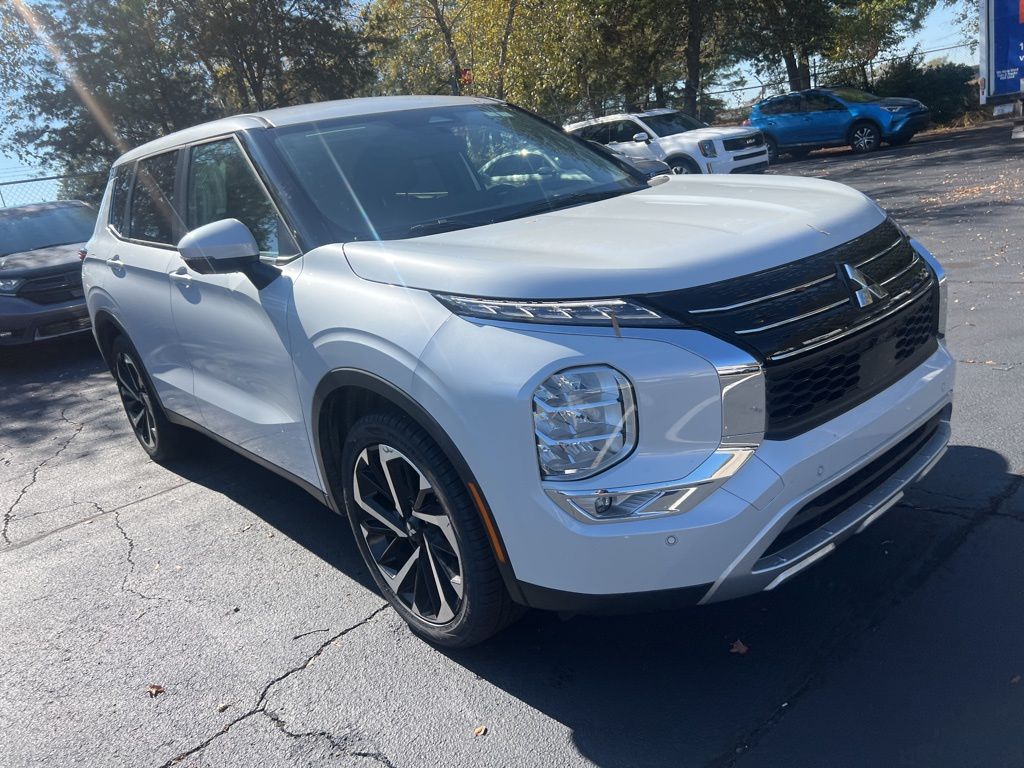 Thumbnail: 2024 Mitsubishi Outlander - 3