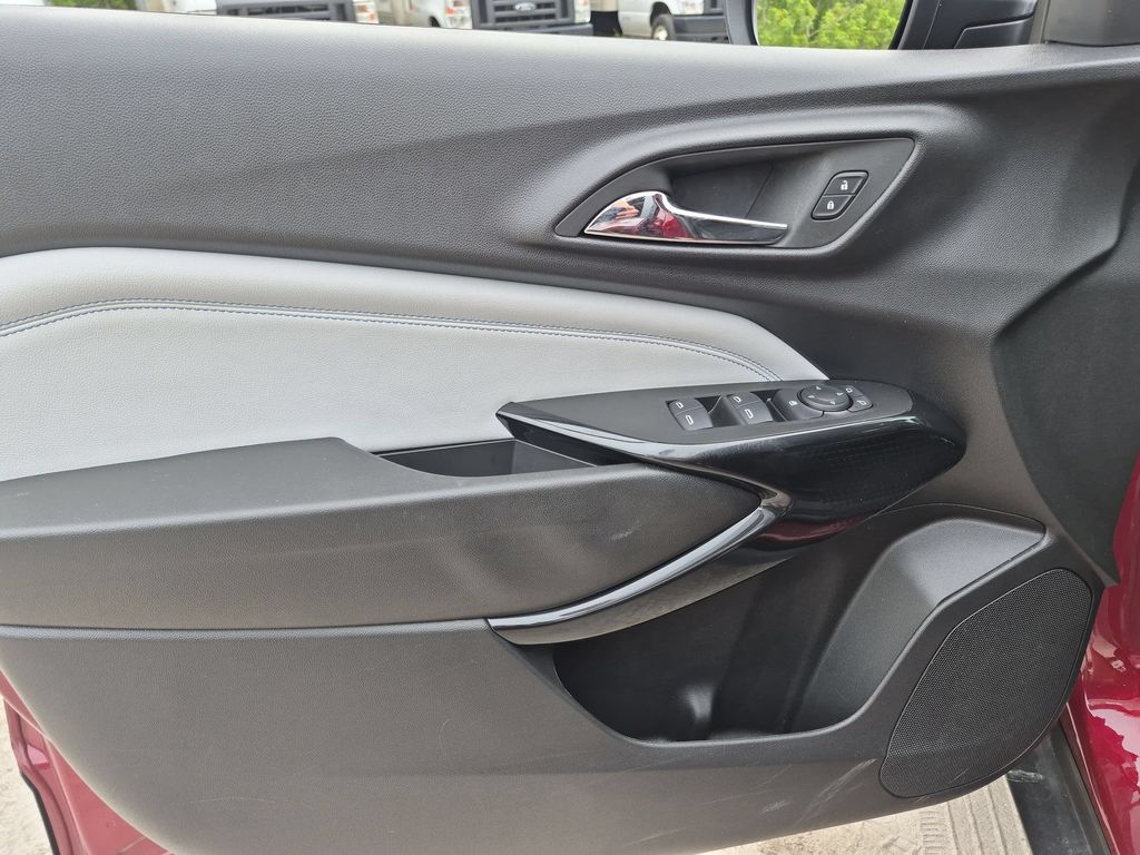 2025 Chevrolet Trax LT - Photo 11