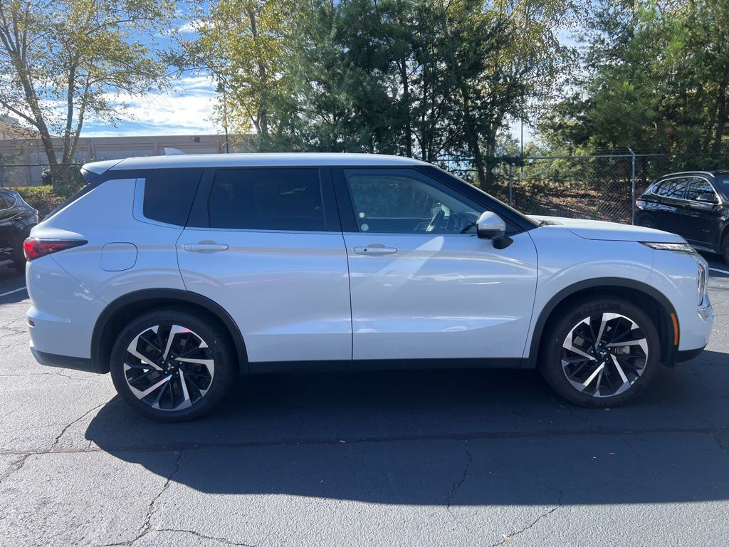 Thumbnail: 2024 Mitsubishi Outlander - 8