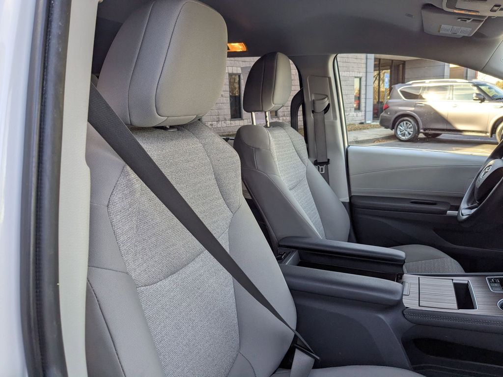 Thumbnail: 2024 Toyota Sienna - 29