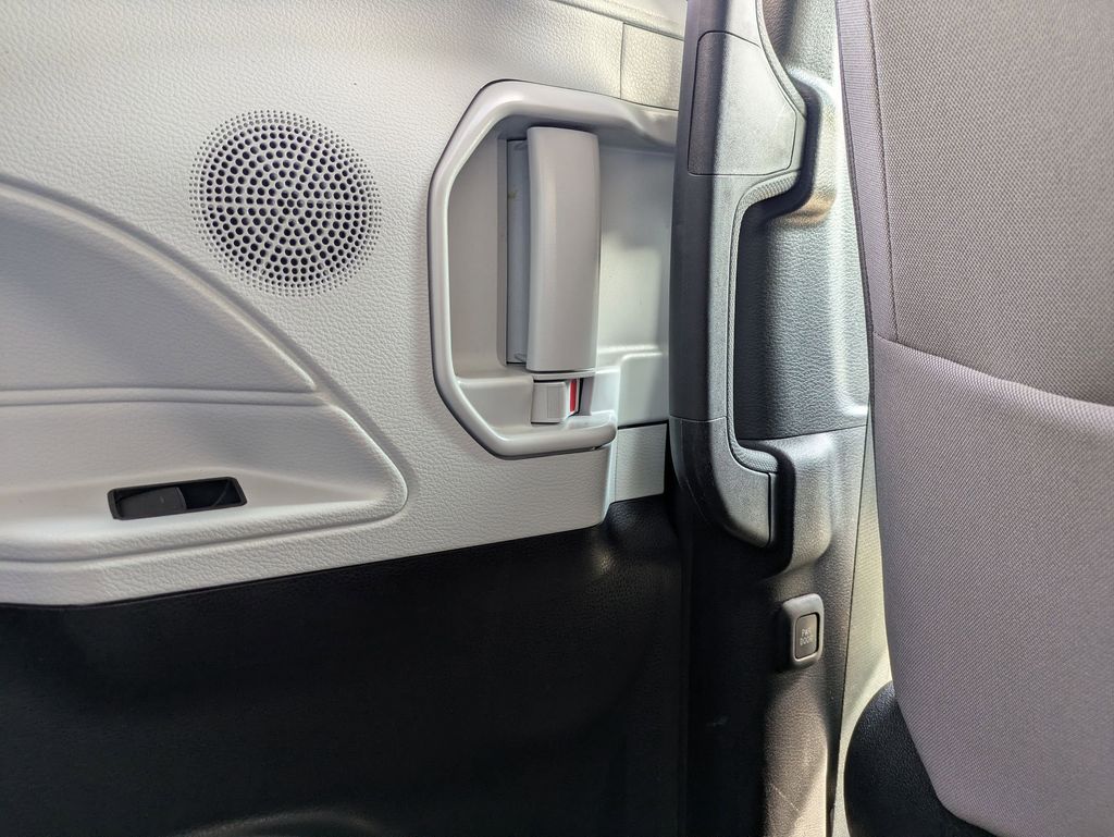 Thumbnail: 2025 Toyota Sienna - 25