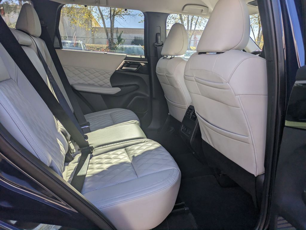 Thumbnail: 2024 Mitsubishi Outlander - 27