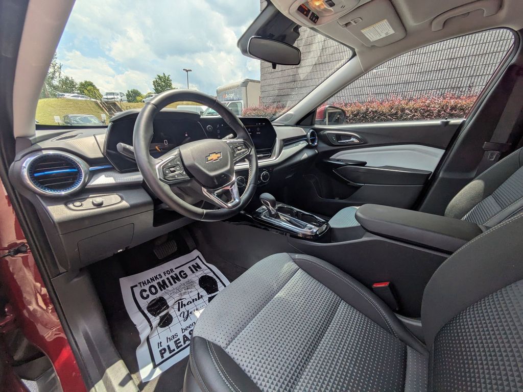 Thumbnail: 2025 Chevrolet Trax - 15