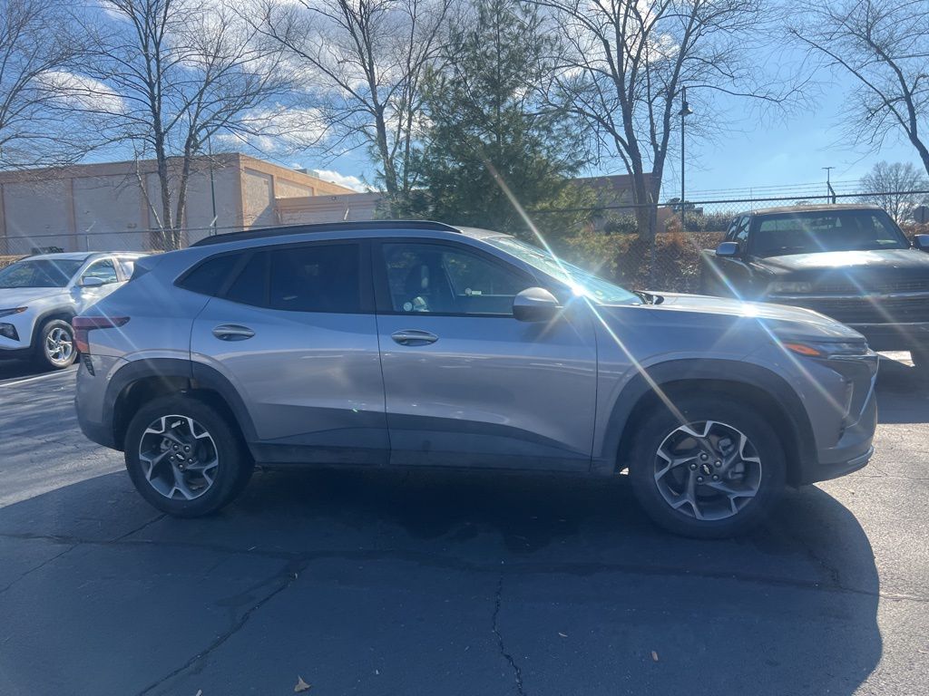 Thumbnail: 2025 Chevrolet Trax - 4