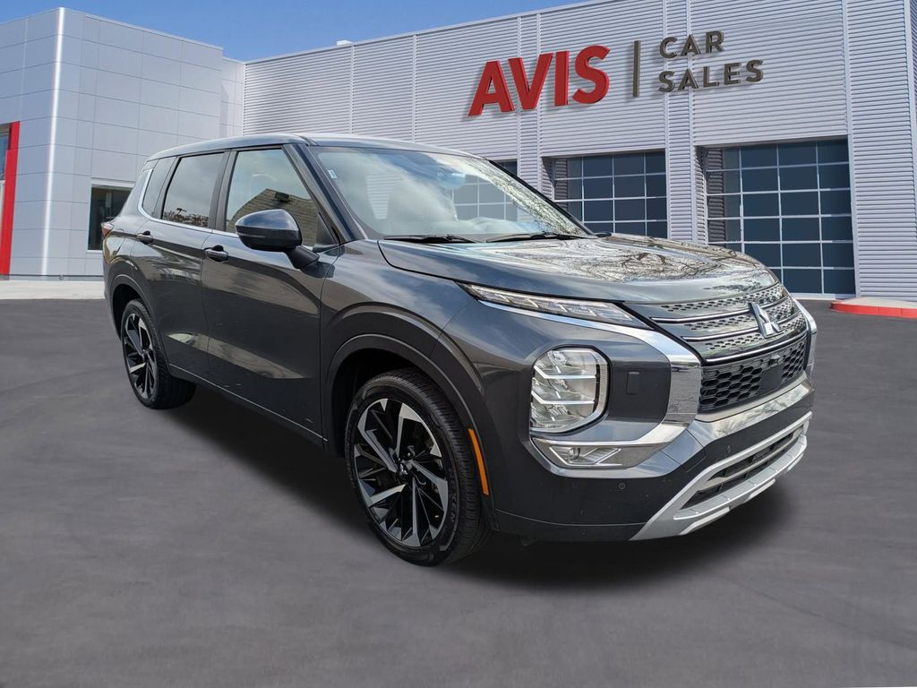 Thumbnail: 2024 Mitsubishi Outlander - 3