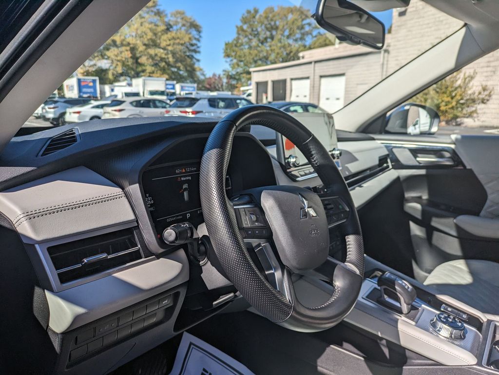 Thumbnail: 2024 Mitsubishi Outlander - 14