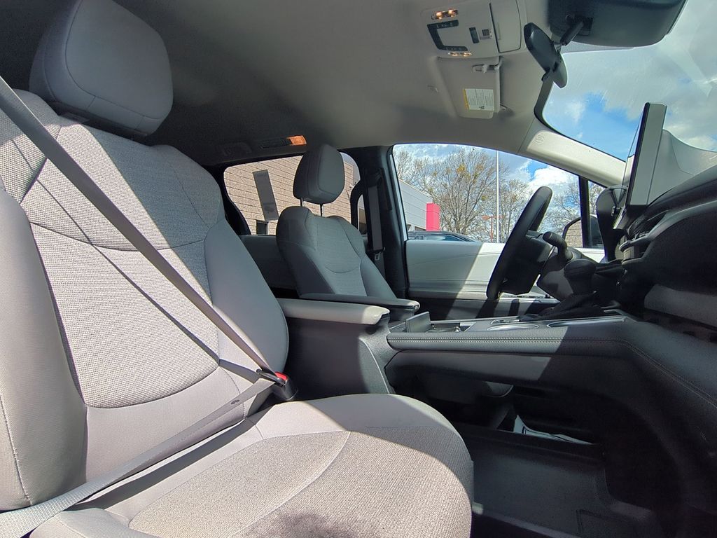 Thumbnail: 2025 Toyota Sienna - 32