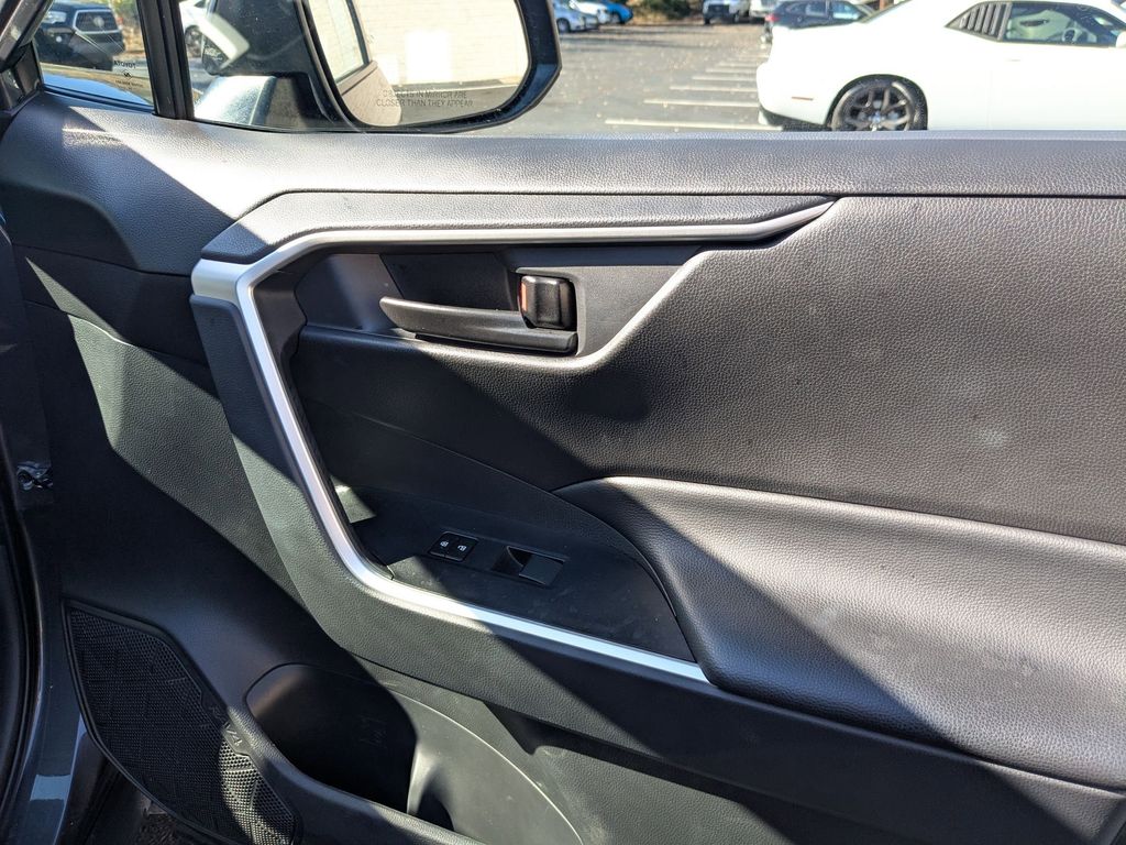 Thumbnail: 2025 Toyota RAV4 - 29