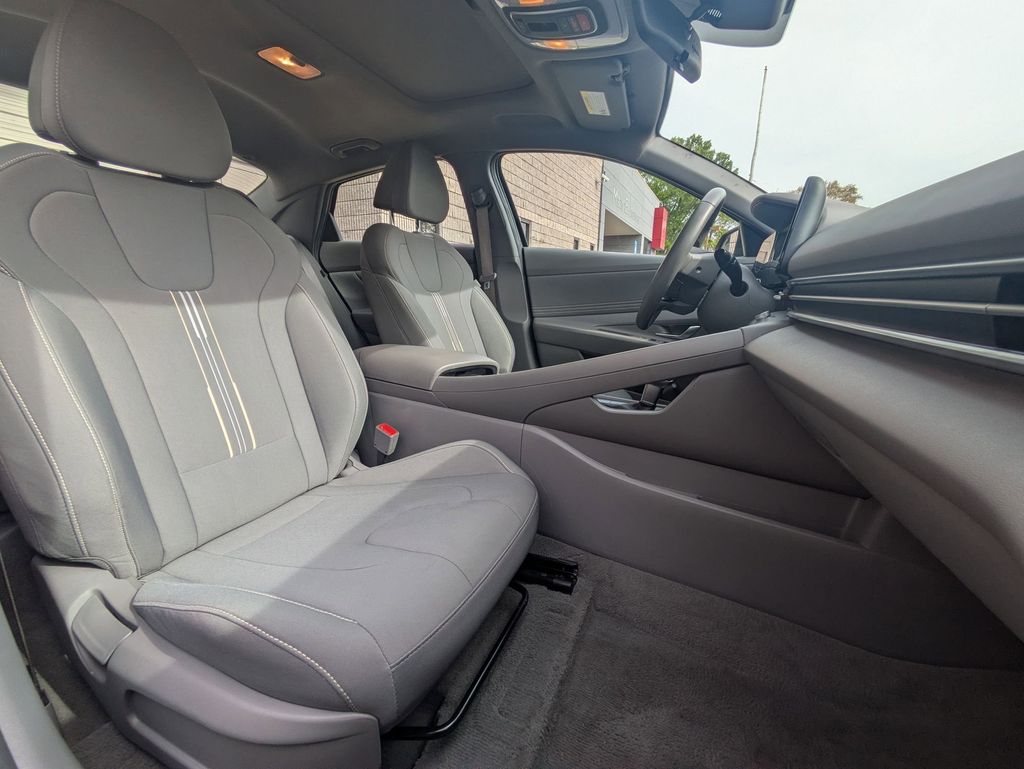 Thumbnail: 2025 Hyundai Elantra - 30