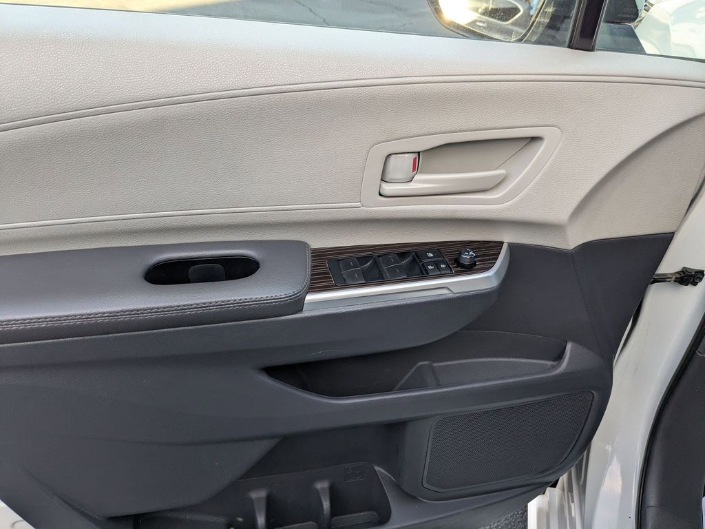 Thumbnail: 2024 Toyota Sienna - 22