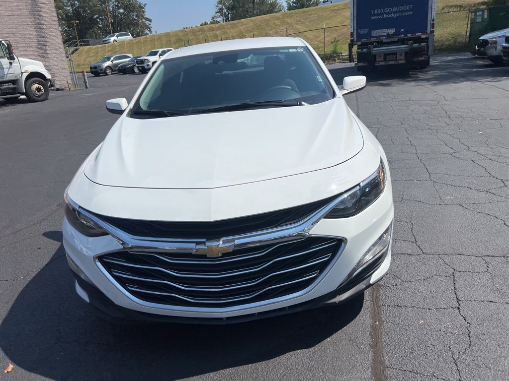 2024 Chevrolet Malibu 1LT photo 2