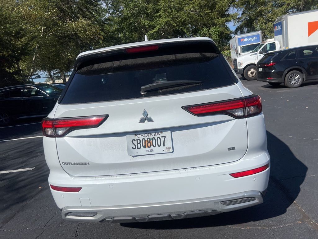 Thumbnail: 2024 Mitsubishi Outlander - 10
