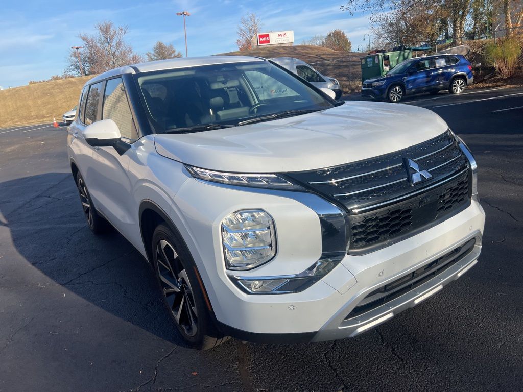 2024 Mitsubishi Outlander SE photo 2