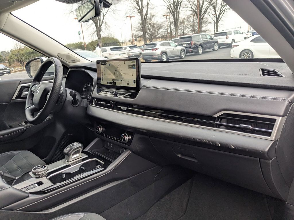 Thumbnail: 2025 Mitsubishi Outlander - 32