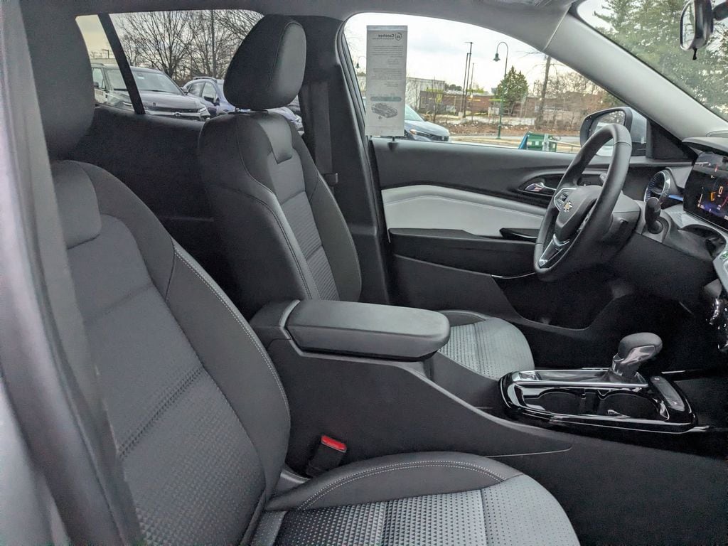 Thumbnail: 2025 Chevrolet Trax - 32