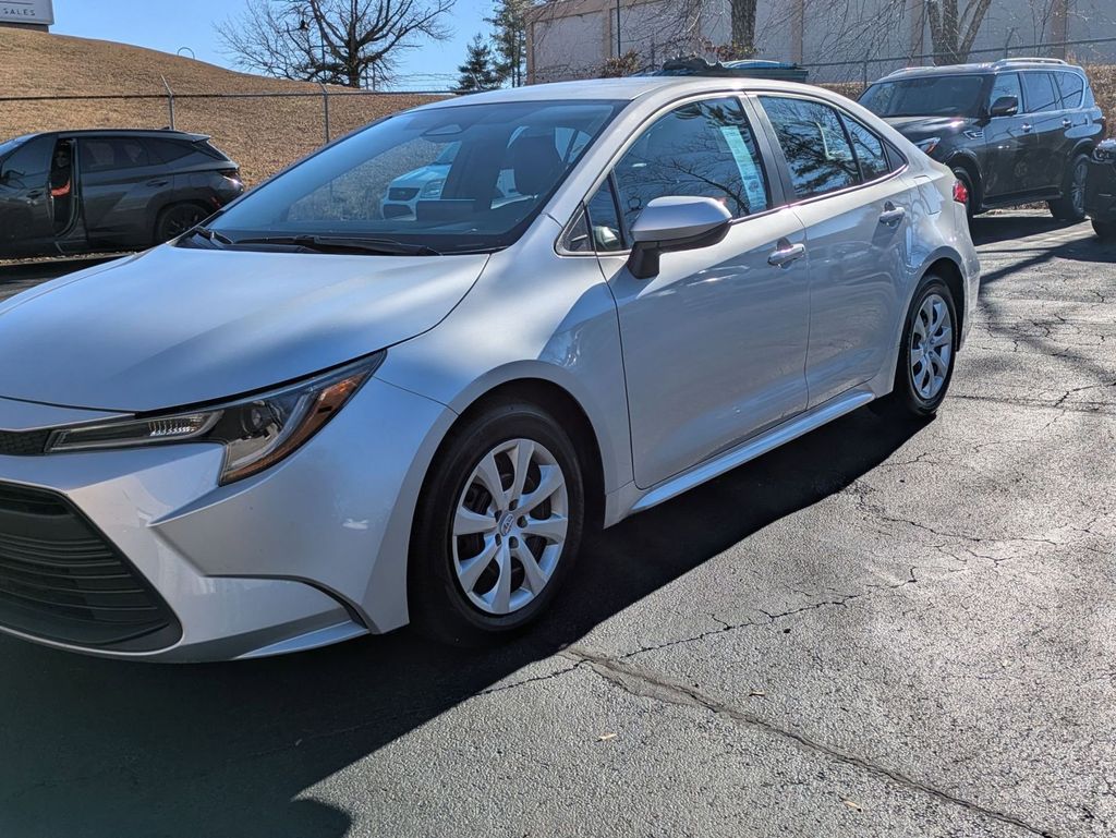 2024 Toyota Corolla LE's photo