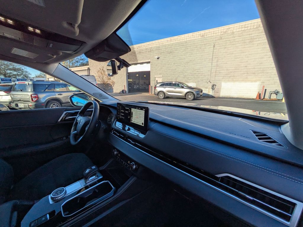 Thumbnail: 2025 Mitsubishi Outlander - 29