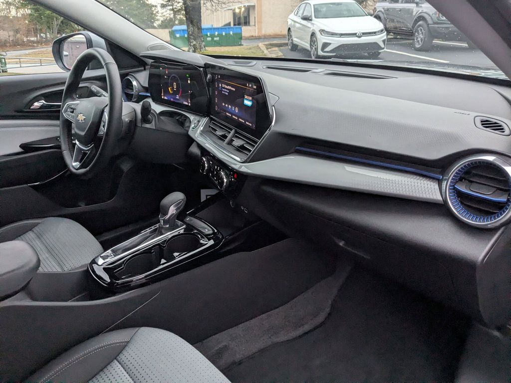 Thumbnail: 2025 Chevrolet Trax - 33