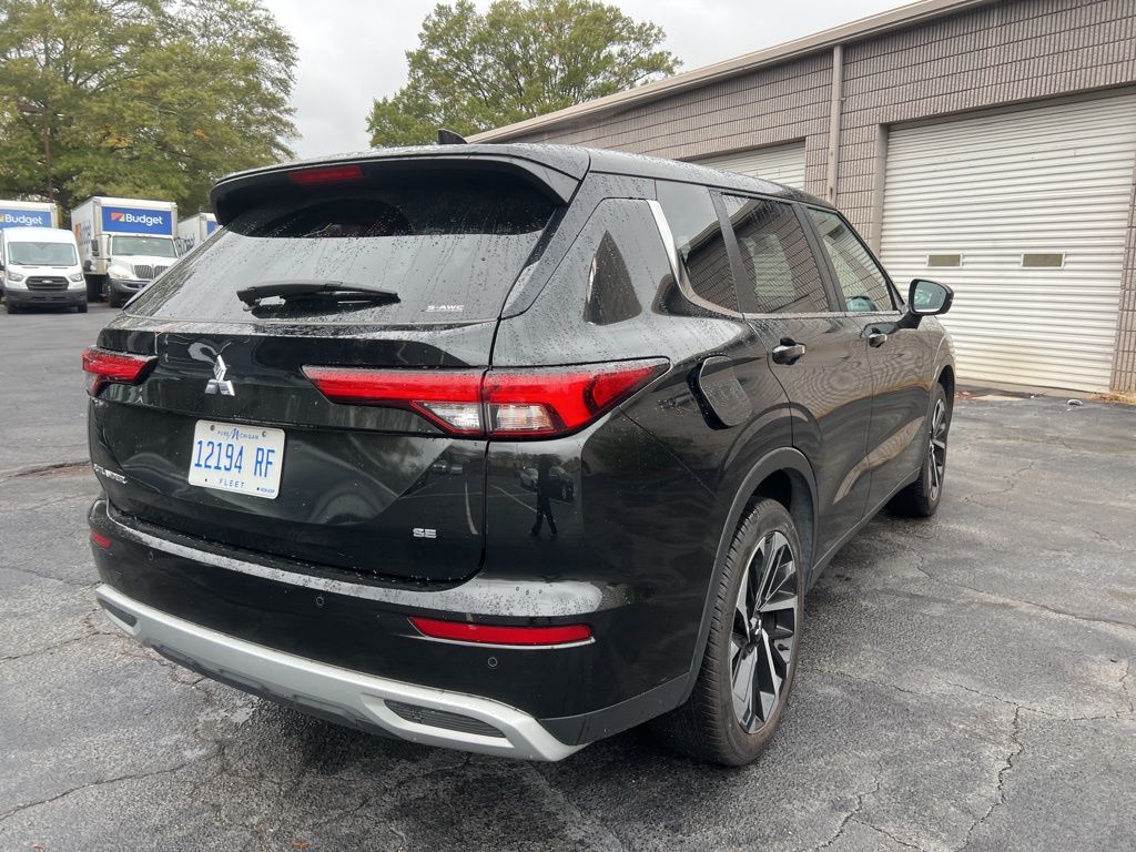 Thumbnail: 2024 Mitsubishi Outlander - 10