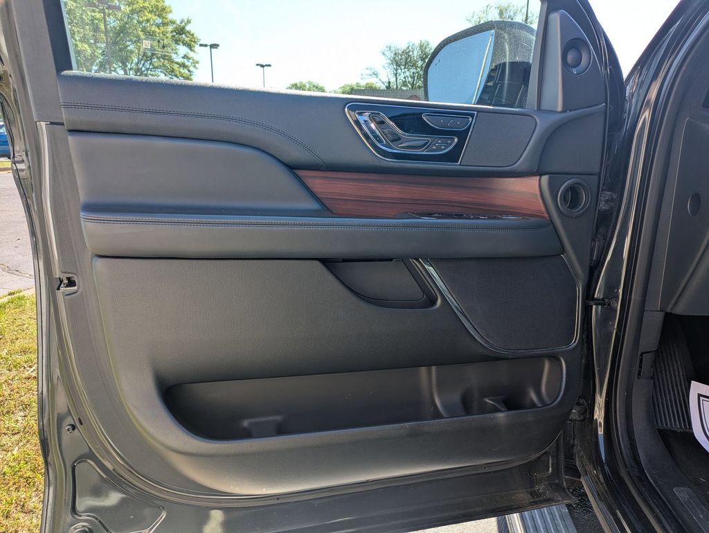Thumbnail: 2023 Lincoln Navigator - 11