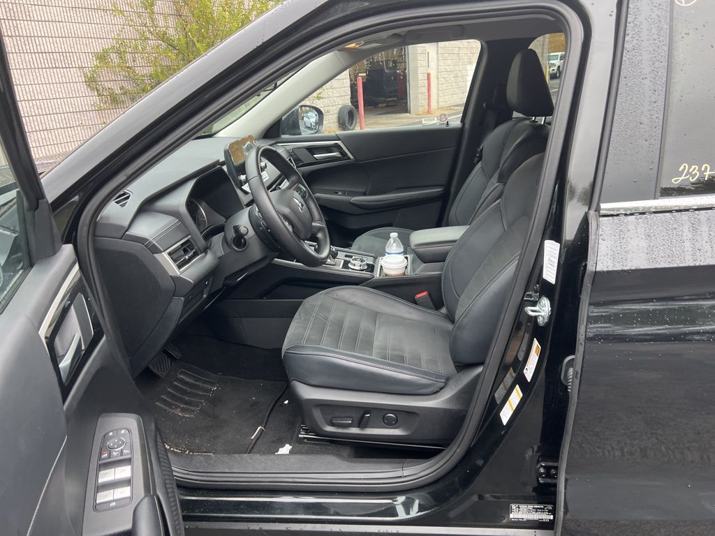 Thumbnail: 2024 Mitsubishi Outlander - 6