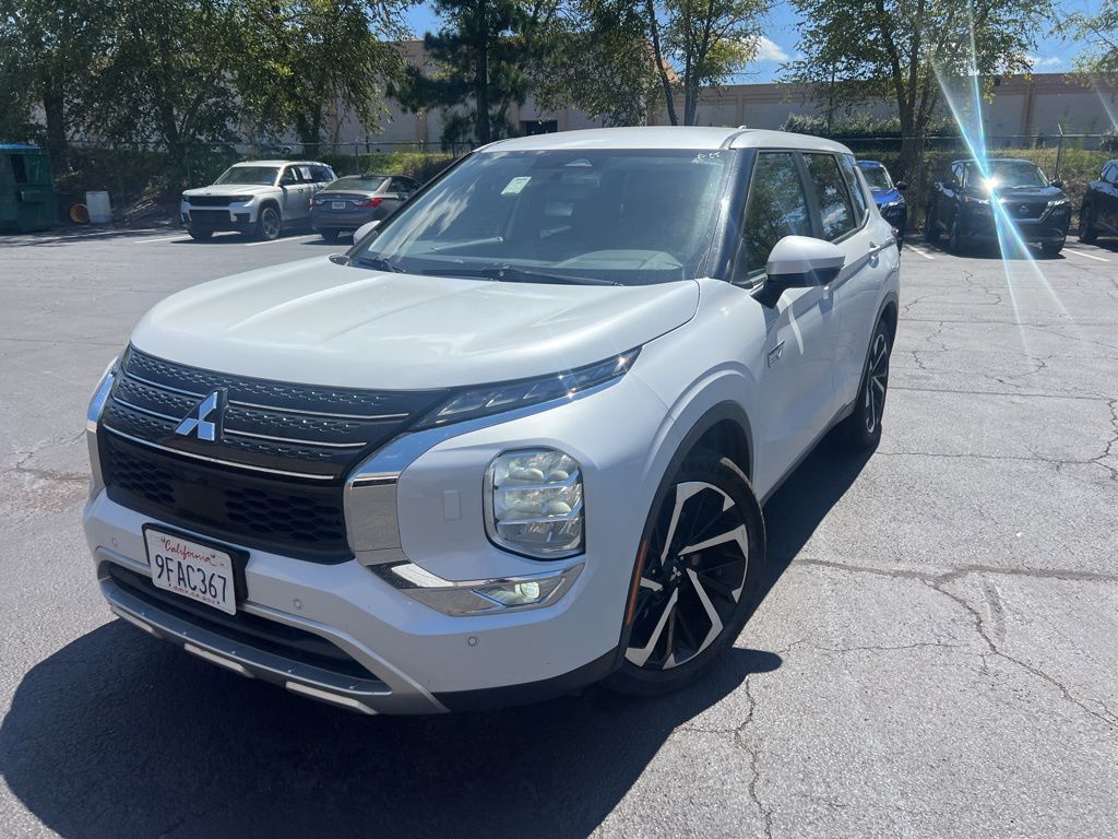 Thumbnail: 2023 Mitsubishi Outlander - 1