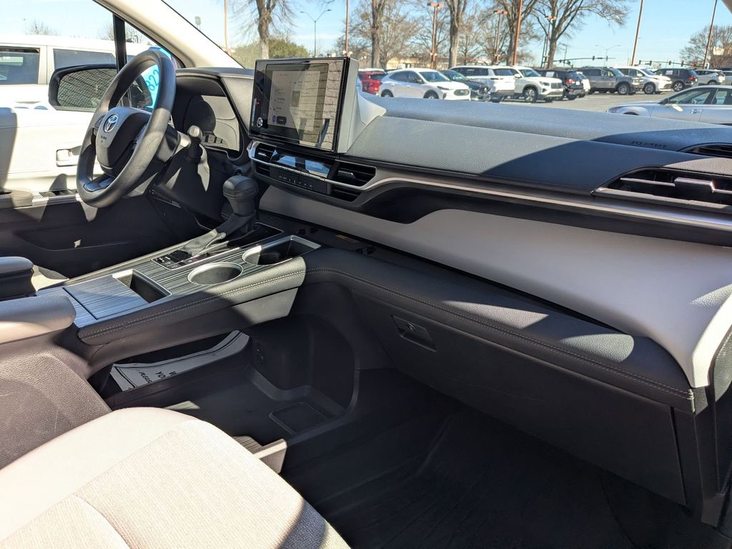 Thumbnail: 2025 Toyota Sienna - 28