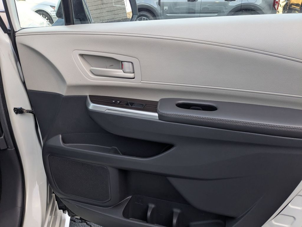 Thumbnail: 2024 Toyota Sienna - 31