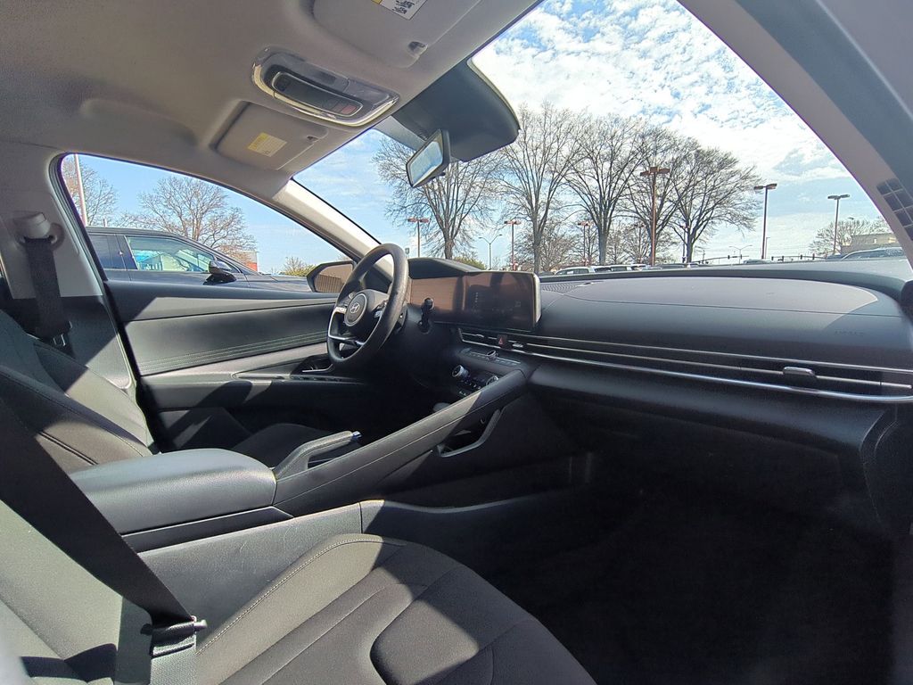 Thumbnail: 2024 Hyundai Elantra - 32