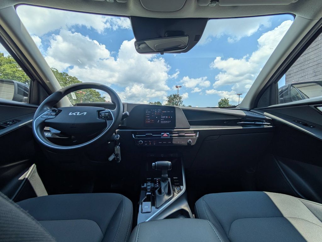 Thumbnail: 2025 Kia Niro - 24