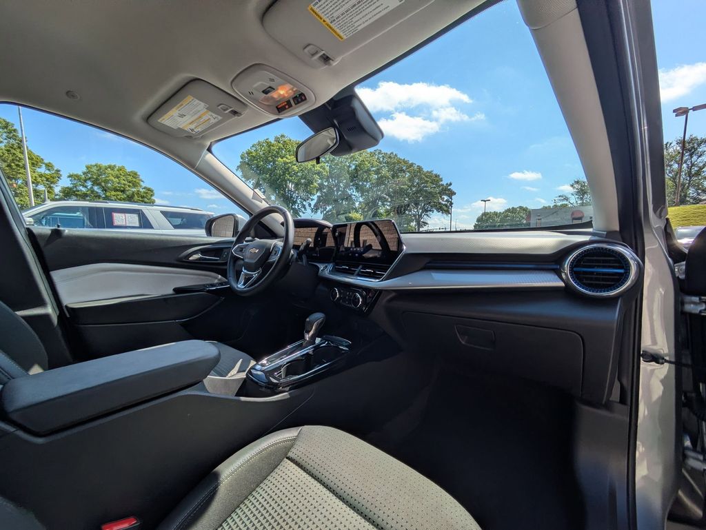 Thumbnail: 2025 Chevrolet Trax - 31