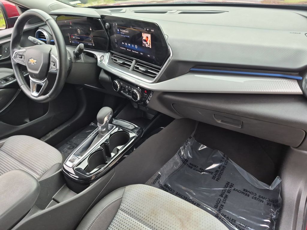 2025 Chevrolet Trax LT - Photo 31