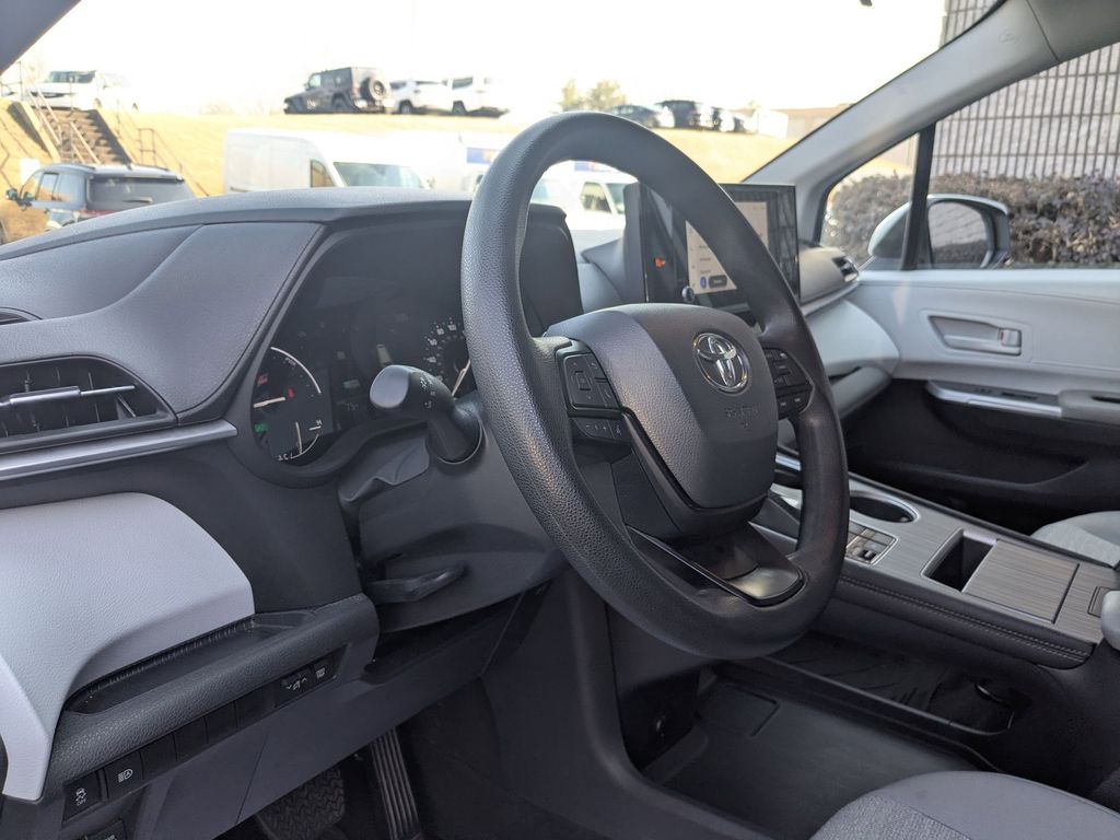 Thumbnail: 2025 Toyota Sienna - 11