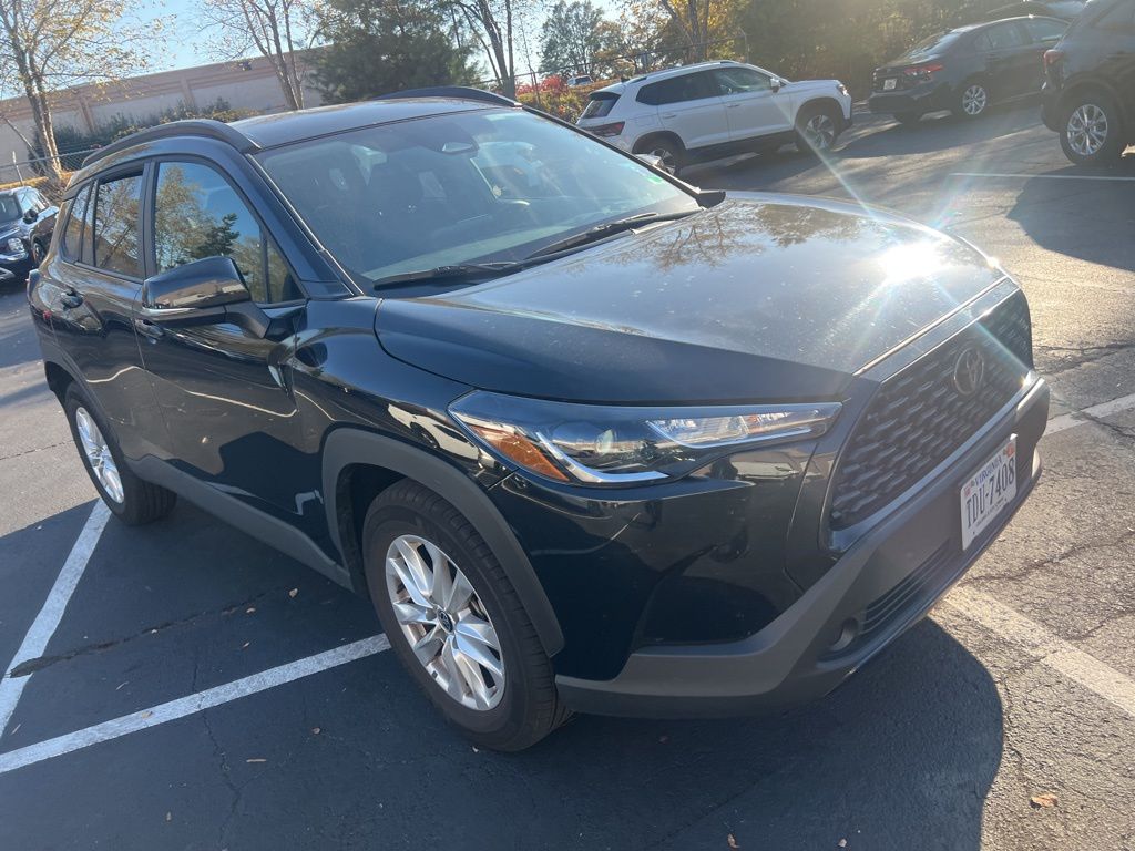 2025 Toyota Corolla Cross LE photo 3