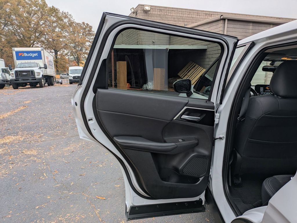 Thumbnail: 2024 Mitsubishi Outlander - 24