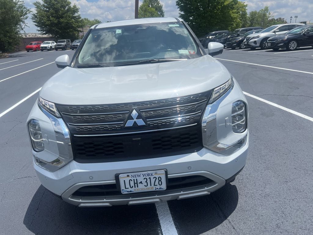 2023 Mitsubishi Outlander SE 3