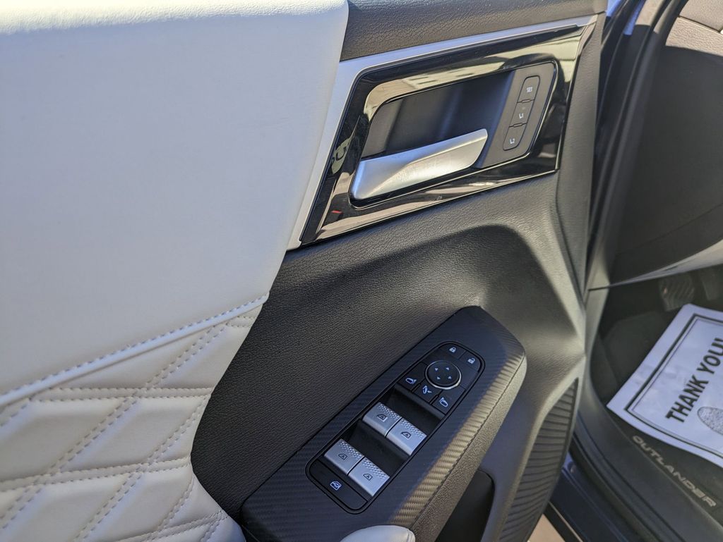 Thumbnail: 2024 Mitsubishi Outlander - 13