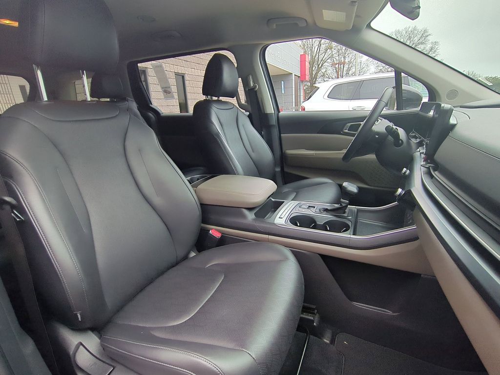 Thumbnail: 2025 Kia Carnival - 32