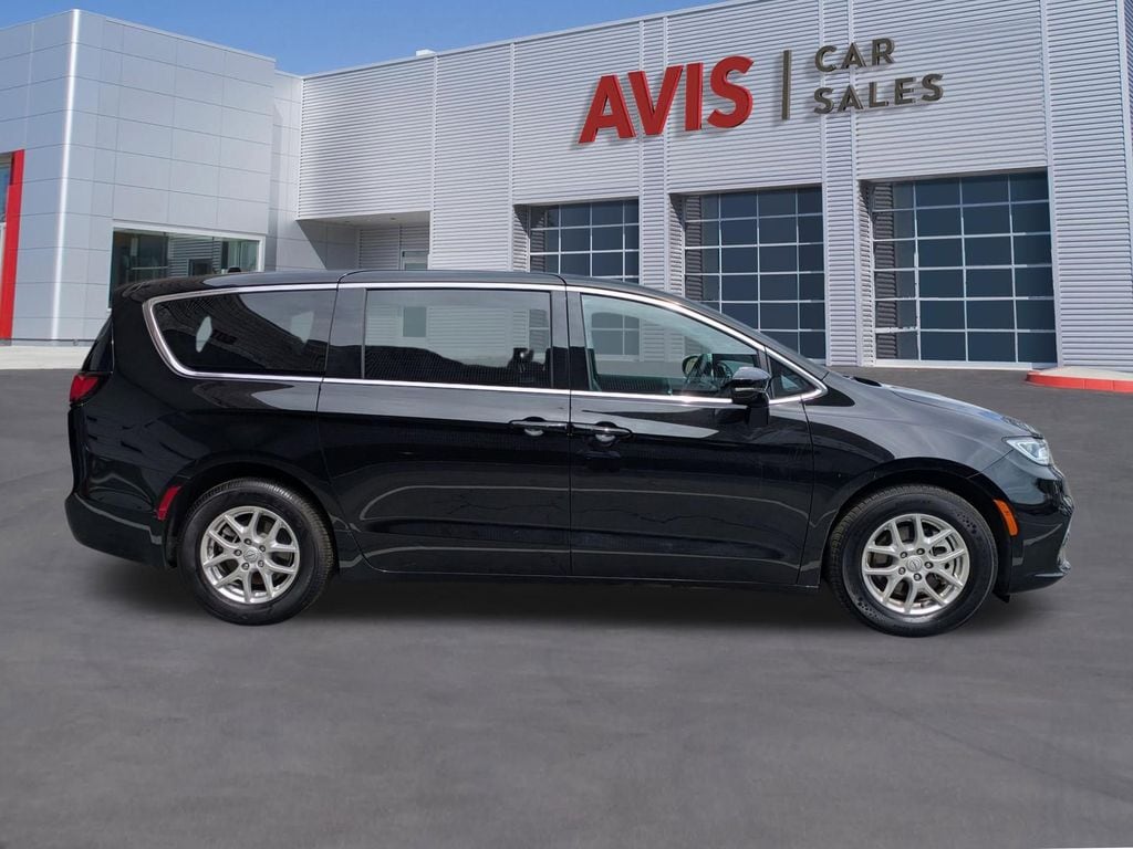 Thumbnail: 2025 Chrysler Pacifica - 5