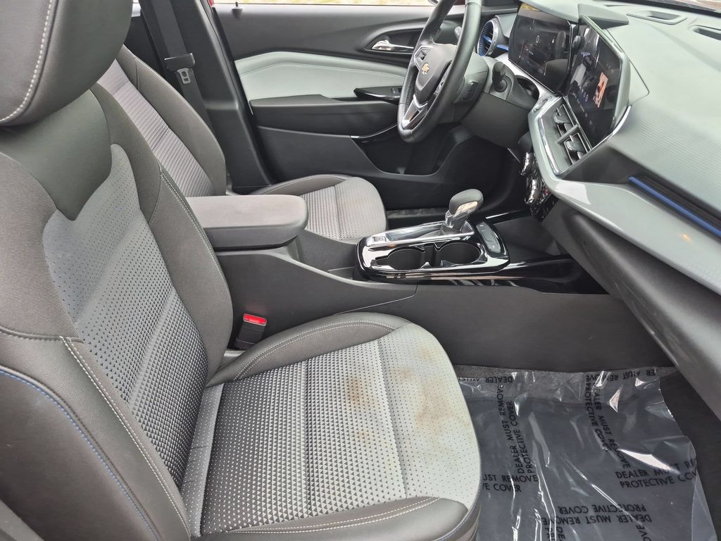 2025 Chevrolet Trax LT - Photo 30