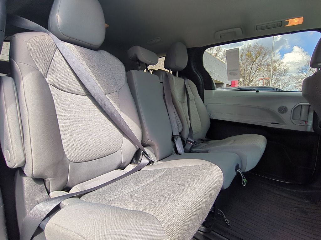 Thumbnail: 2025 Toyota Sienna - 31