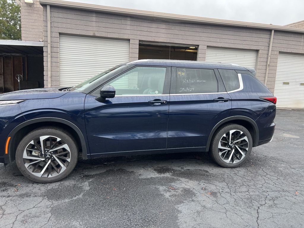 Thumbnail: 2024 Mitsubishi Outlander - 9