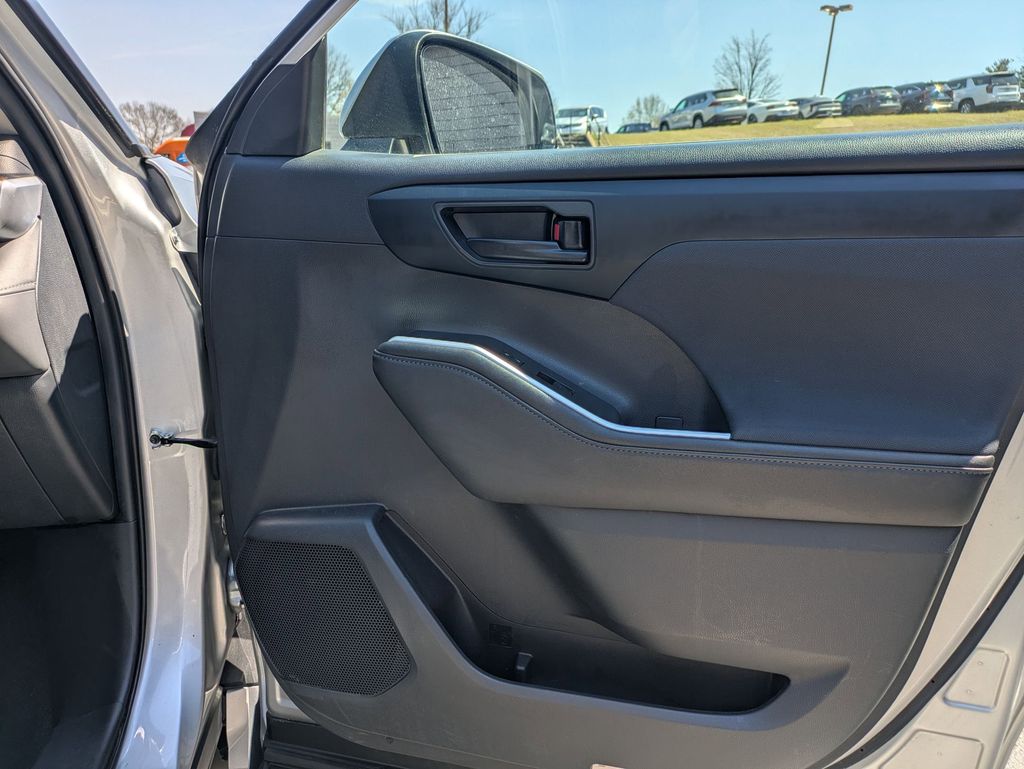 Thumbnail: 2024 Toyota Highlander - 32