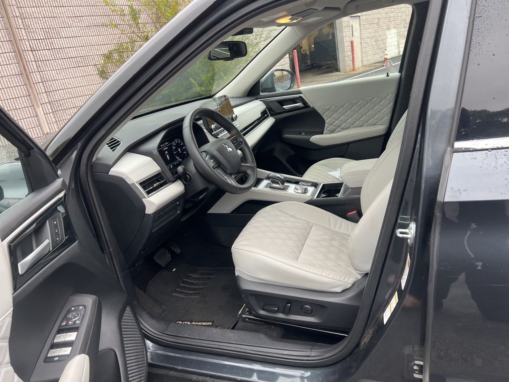 Thumbnail: 2024 Mitsubishi Outlander - 12