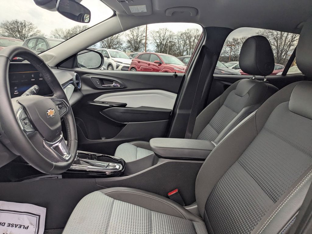 Thumbnail: 2025 Chevrolet Trax - 25