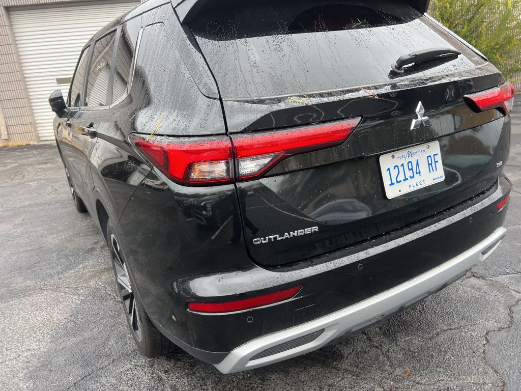 Thumbnail: 2024 Mitsubishi Outlander - 12
