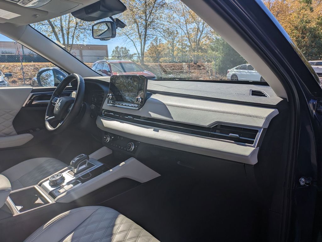 Thumbnail: 2024 Mitsubishi Outlander - 31