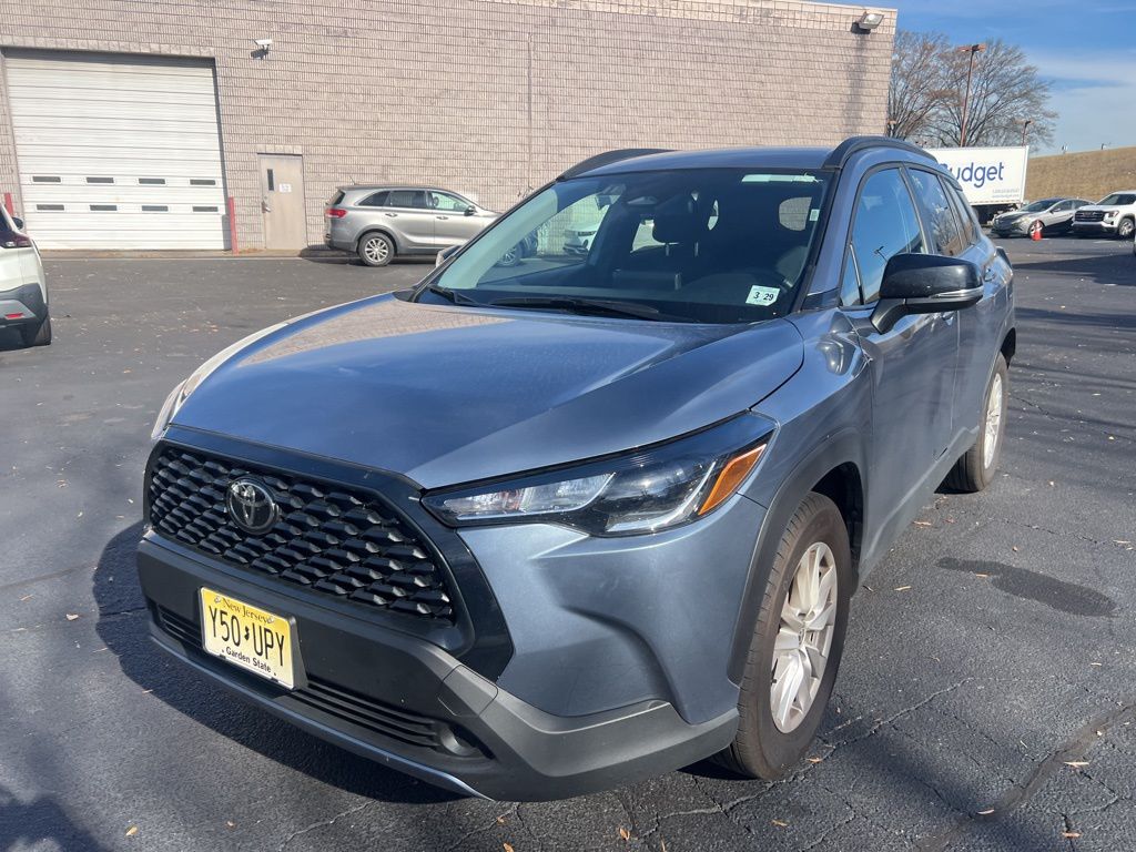 2025 Toyota Corolla Cross LE's photo