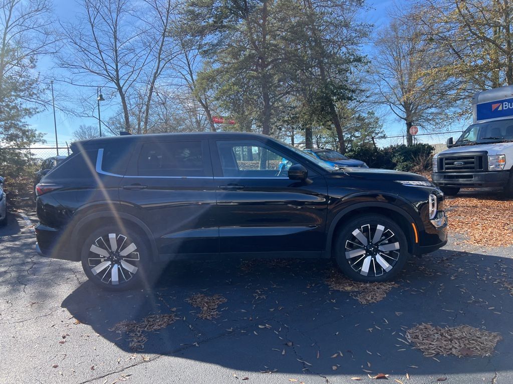 Thumbnail: 2025 Mitsubishi Outlander - 10