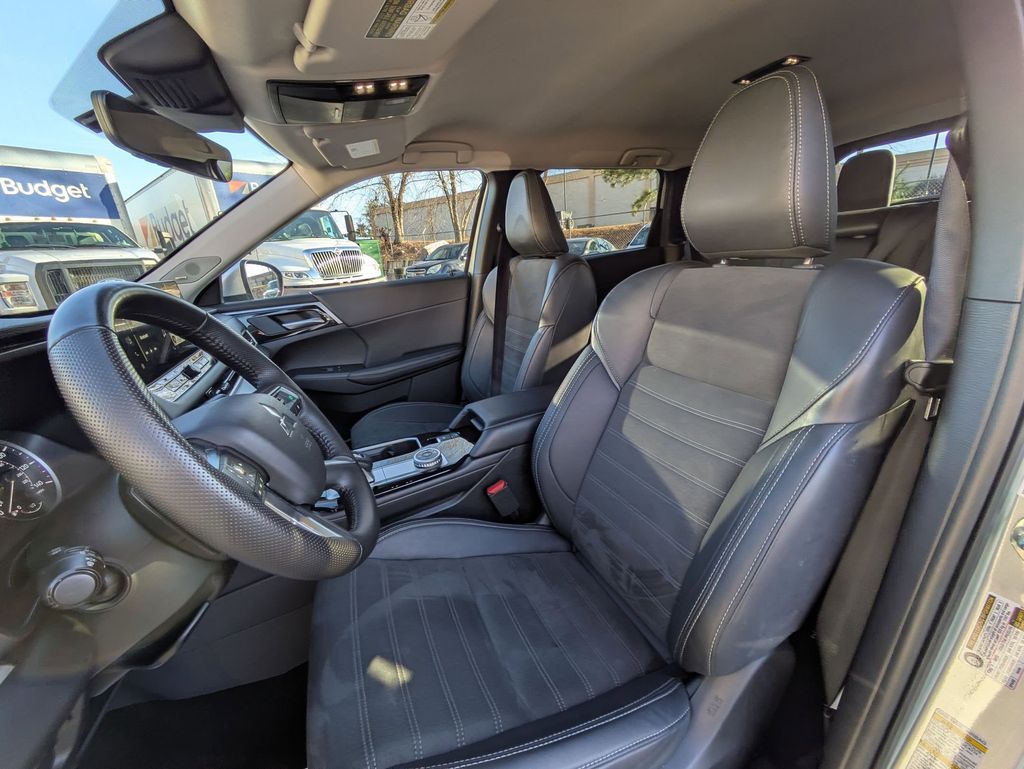 Thumbnail: 2025 Mitsubishi Outlander - 22